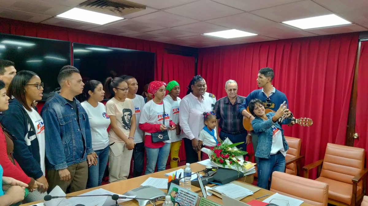 #AnapSantiago:
Y no podía faltar el regalo de los jóvenes Santiagueros a nuestra Primera Secretaria del Partido <a href="/BeatrizJUrrutia/">Beatriz Johnson Urrutia</a> en su cumpleaños por el acompañamiento y apego que ella siente hacia los niños y jóvenes.
#AnapCuba
<a href="/DiazCanelB/">Miguel Díaz-Canel Bermúdez</a> <a href="/DrRobertoMOjeda/">Dr. Roberto Morales Ojeda</a> <a href="/FelixDuarteOrte/">Félix Duartes Ortega</a>