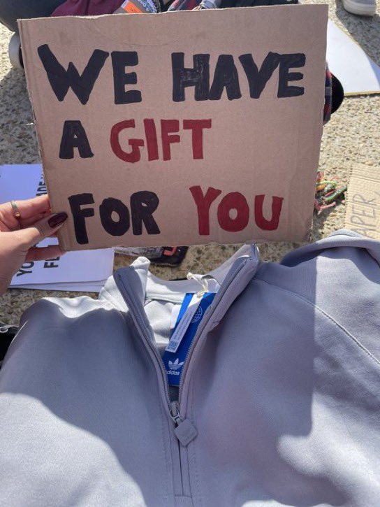 louiespaces's tweet image. 📌 | The sweatshirt Louis is wearing in the Adidas Football video is a gift from Italian fans at FIFTWT Turin!

© LHNLZloveyou