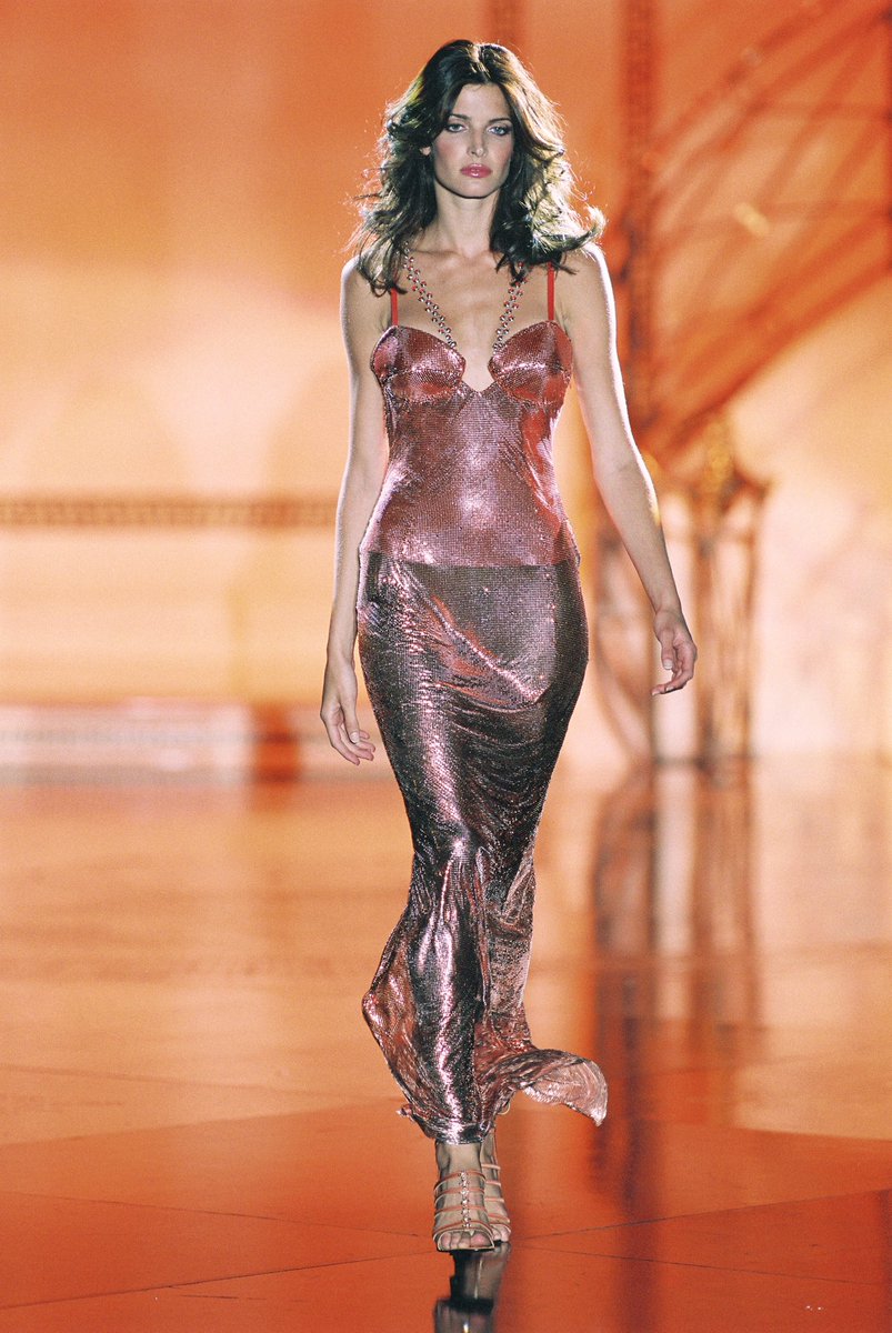 LaModeUnknown's tweet photo. Atelier ✨Versace✨ Fall/Winter 1994. 🪡 https://t.co/6uap06XOK5