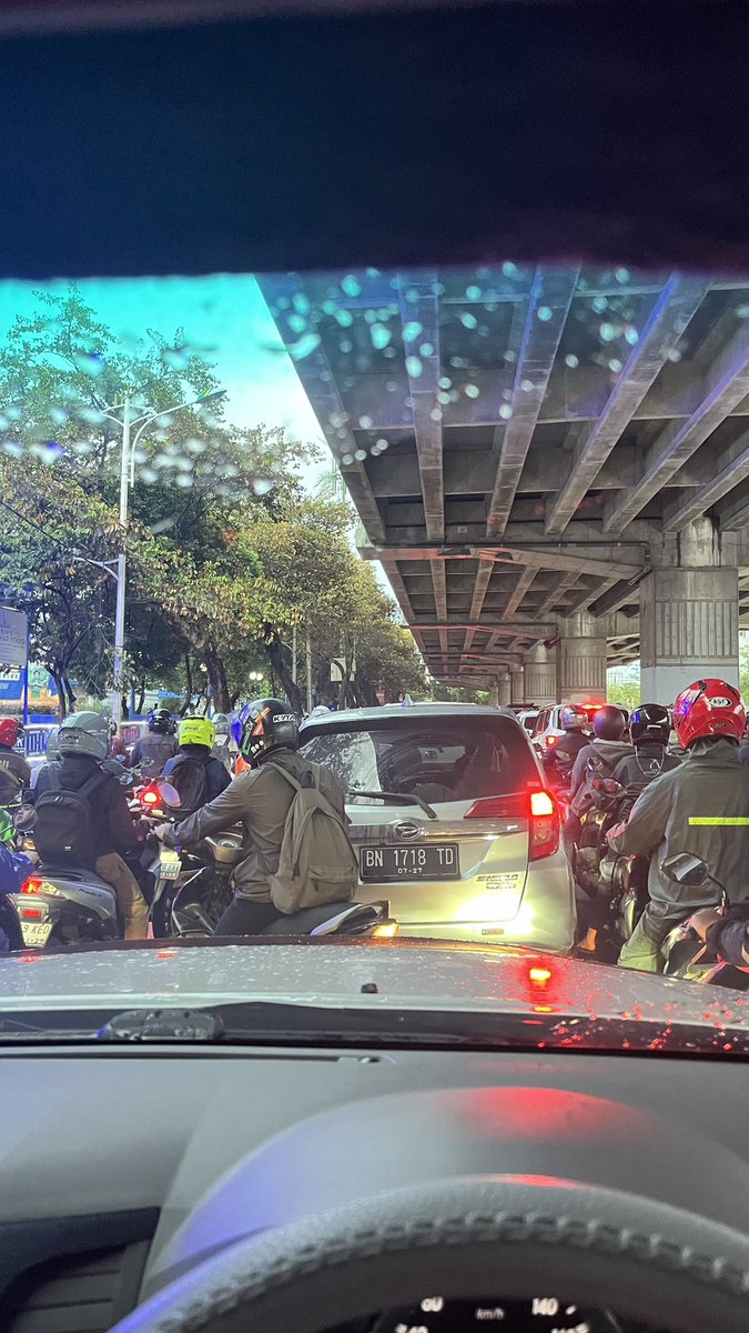 trevieBN's tweet photo. Dari yg keluar kelas masih terang, sampe rumah “udah gweelapp ibuuu” 
Menyala bocah kuu 😙 https://t.co/nnfEwHSSq8