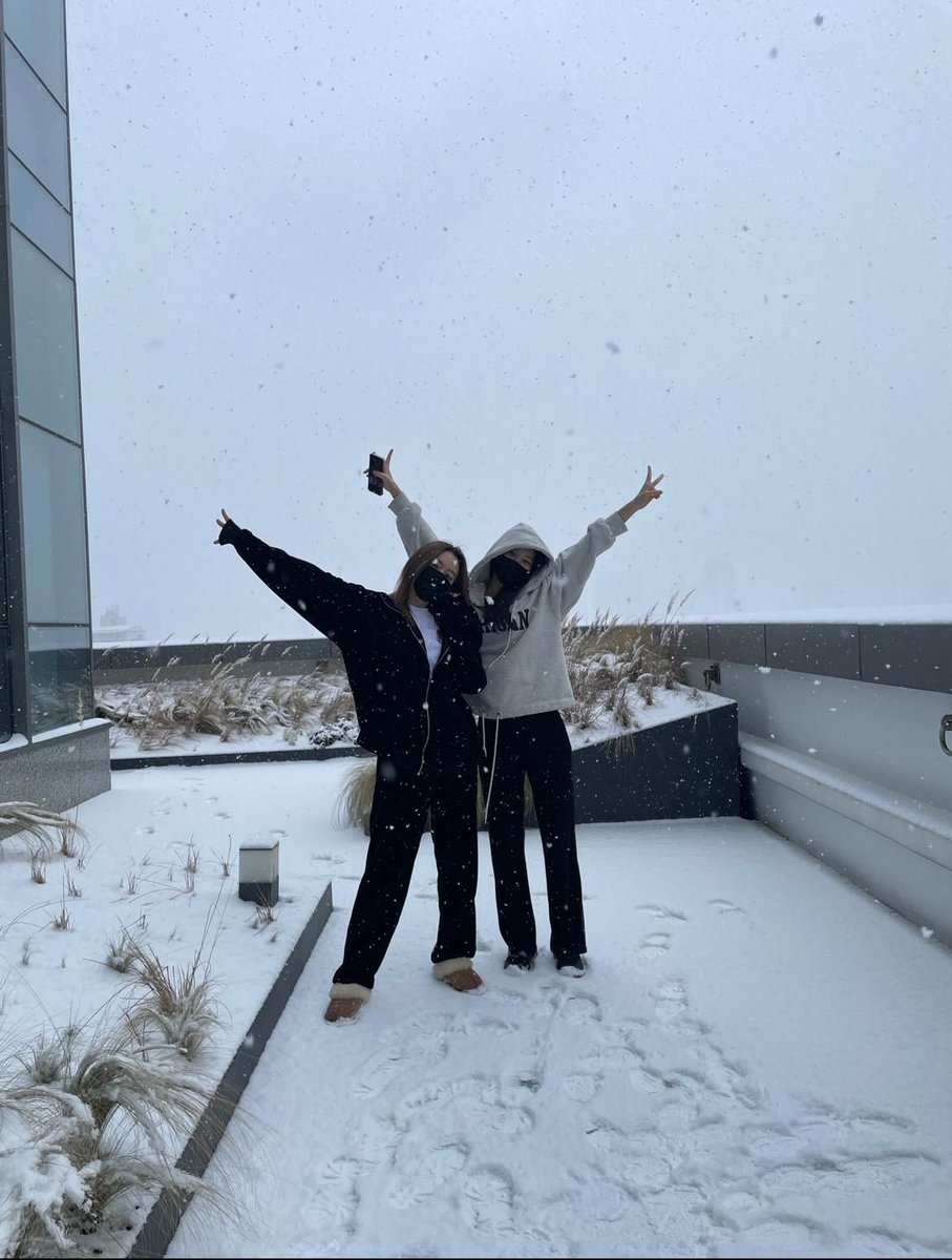 ซากุระ→แชวอน
Q: ความทรงจําของคุณสองคนที่คุณหวงแหนคืออะไร?
🌸หิมะแรกที่เราเห็นก่อนเดบิวต์ของเรา