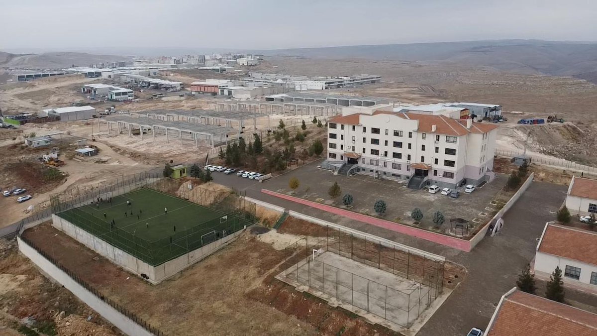 EyyubiyeM's tweet photo. Okulumuzun drone ile görünümü😊 https://t.co/SqXMqObmzi