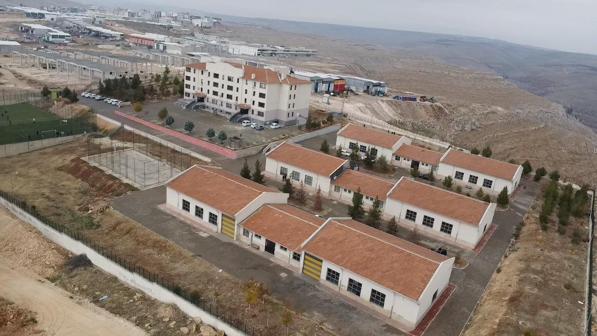 EyyubiyeM's tweet photo. Okulumuzun drone ile görünümü😊 https://t.co/SqXMqObmzi