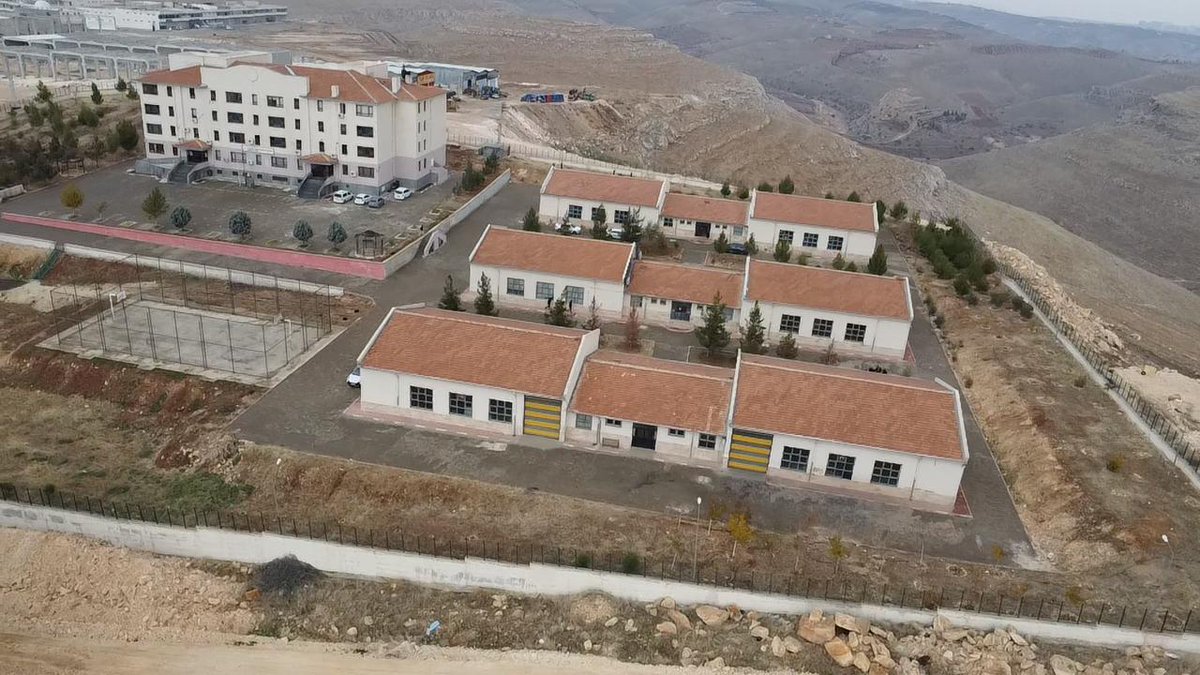 EyyubiyeM's tweet photo. Okulumuzun drone ile görünümü😊 https://t.co/SqXMqObmzi