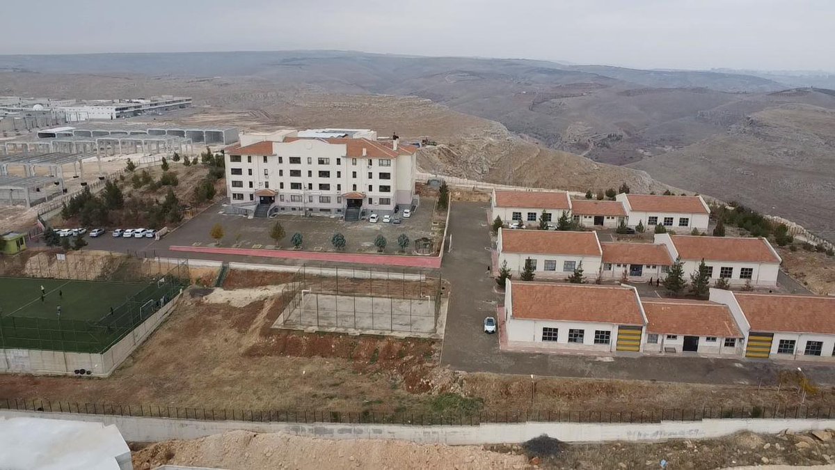 EyyubiyeM's tweet photo. Okulumuzun drone ile görünümü😊 https://t.co/SqXMqObmzi