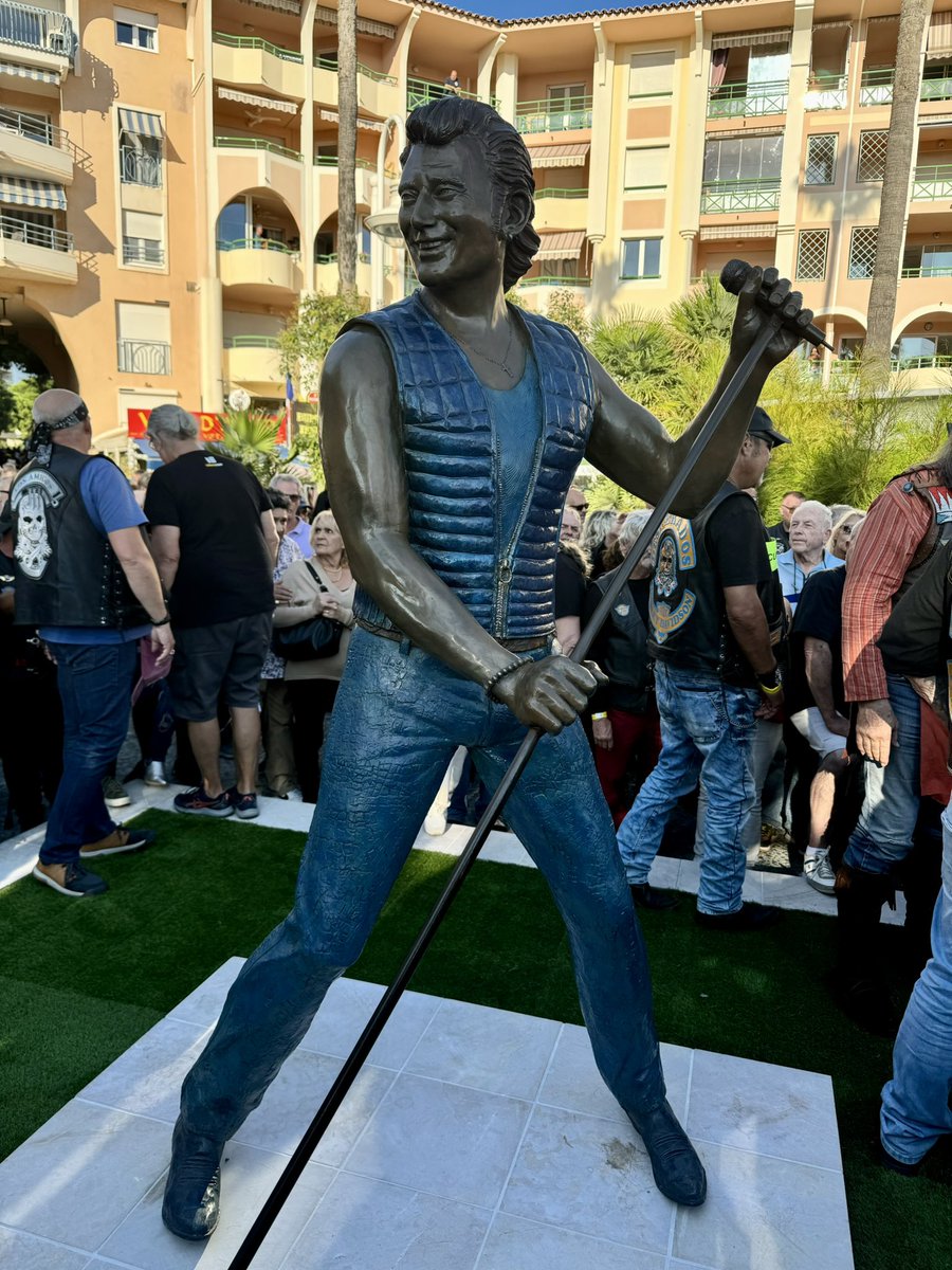 david_rachline's tweet image. Il y a 7 ans, #JohnnyHallyday nous quittait, laissant derrière lui une empreinte indélébile dans nos cœurs et dans l’histoire de la musique française. Sa voix, son énergie, son héritage résonnent encore. Merci pour tout, Johnny. 🎸🇫🇷