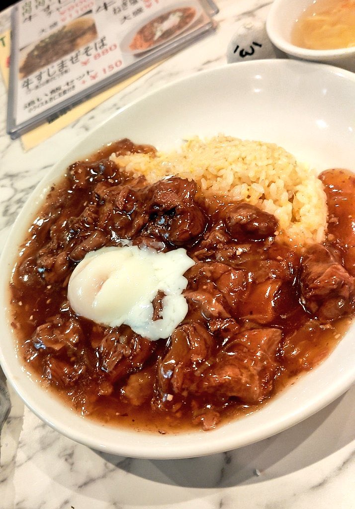 TabearukiChahan's tweet photo. 雁川@秋葉原
牛すじチャーハン

秋葉原に根ざす愛されし町中華なこちらのお店。パラリ黄金炒飯に醤色のとろり餡掛けと、たっぷり入った牛すじはホロホロトロトロですじの旨味と甘味が最強のチャーハン。 https://t.co/MGKKyHBkBB