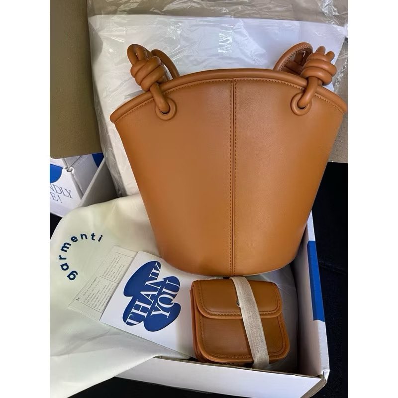 SupraneeKay's tweet photo. มาแล้ว🎉 กระเป๋า Garmenti Tote Bag ✨ รุ่นฮิต พร้อมส่งจากไทยทุกสี  ดีไซน์สวยเป็นเอกลักษณ์ สะพายแมทได้ทุกชุด และทุกเทศกาล 💙  แปะพิกัดร้านส่งจริงได้ของแท้ ได้ของเร็ว 100% 👇 แถมผ่อนที่ Shopee ผ่าน Spaylater ได้อีกด้วย🍭#Garmenti 

พิกัดร้าน📌 https://t.co/H8agQd86fc https://t.co/pYuaPexPhT