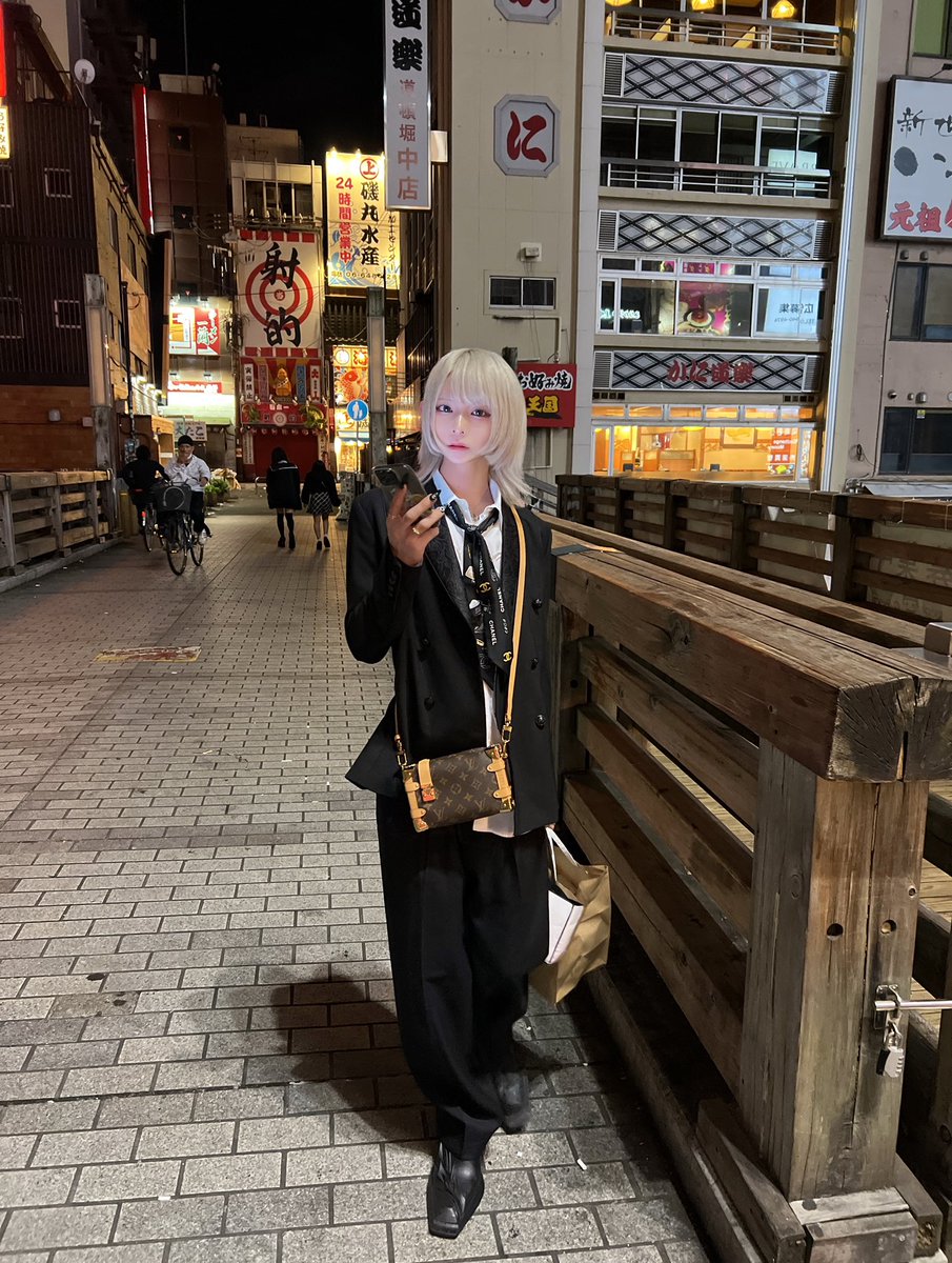 tomura_kokonoe's tweet photo. これ画面の明るさMAXにして
顔に当てるとブルベ盛れするよ https://t.co/vIRW1lijAB