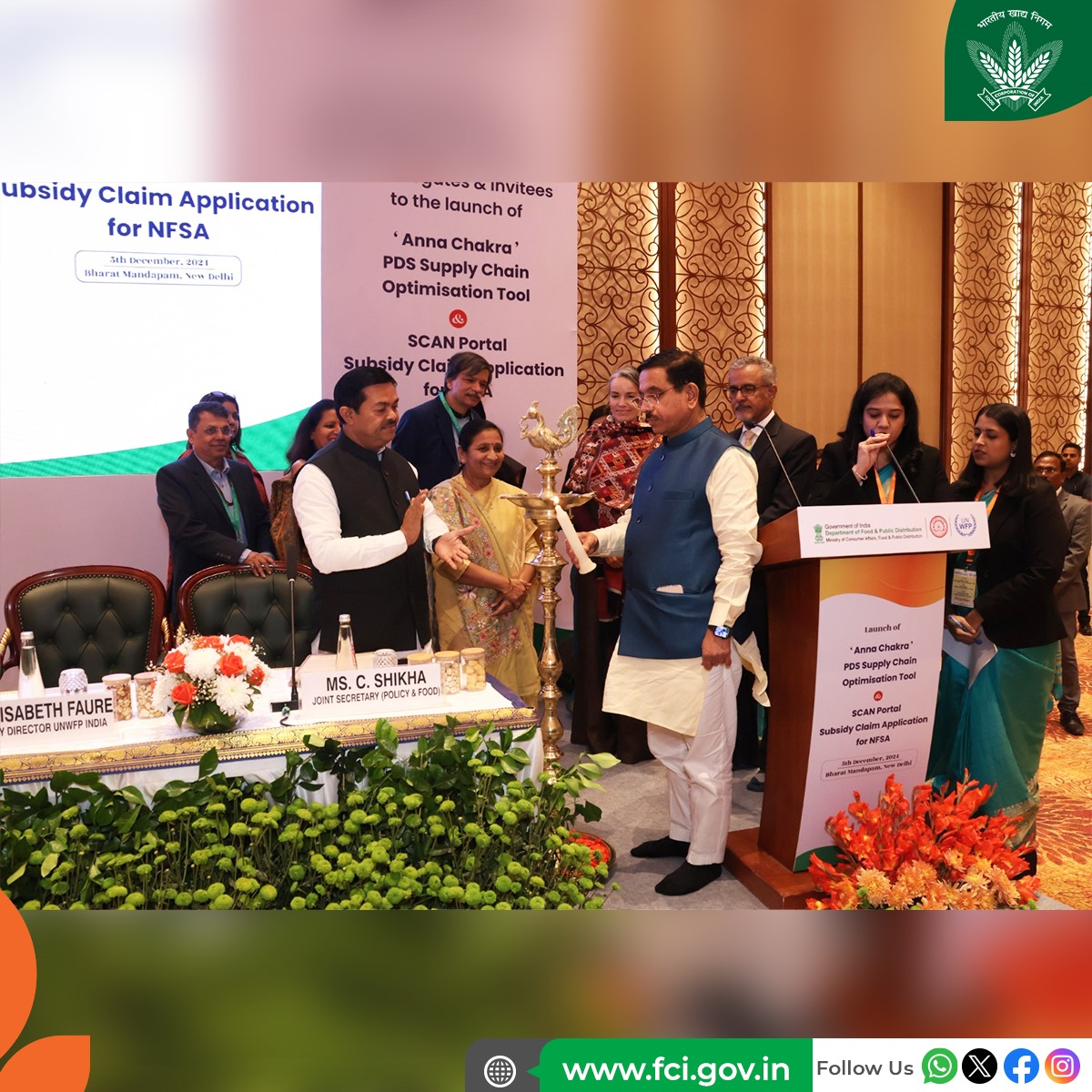 FCI_India's tweet photo. Sh Pralhad Joshi, Union Minister CA, F&PD introduced the Anna Chakra app on December 5, 2024, aimed at enhancing the efficiency of the Public Distribution System (PDS) supply chain, along with the Subsidy Claim Application for NFSA (SCAN) at Bharat Mandapam in New Delhi. 

#TechTransformation #PDS #AnnaChakra #SCAN #NFSA #FCI #India