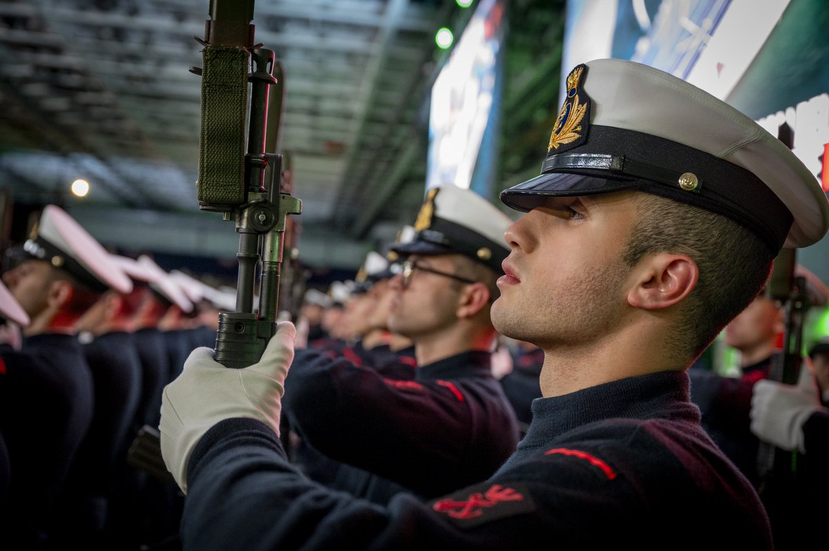 ItalianNavy's tweet photo. #Backstage #Vitadallievo #Livorno 

Verso il Giuramento e consegna #NaveTrieste. 
#Sabato #7dicembre non perdere il live streaming sul nostro canale Youtube 👉 https://t.co/H1nTqJhLY2

#IlGrandeEquipaggio
#ProfessionistidelMare 
#ItalianNavy
#OltregliOrizzonti 
#Marina2040 https://t.co/rDUhk7RsYg