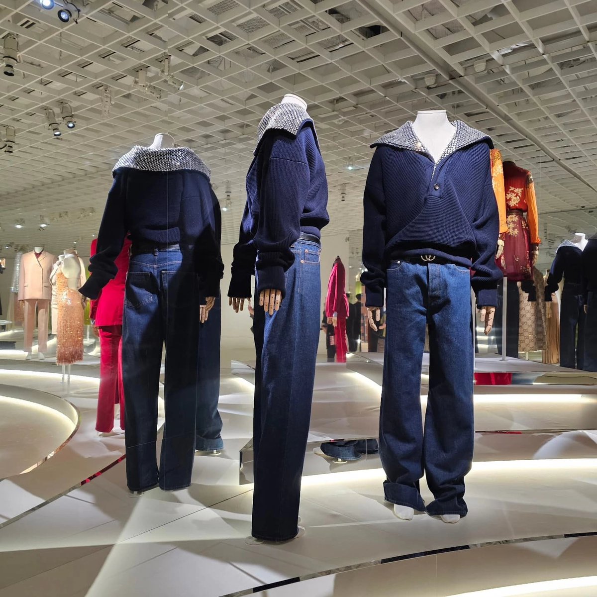 japan_satoru_00's tweet photo. 実は‼
ギリギリ、京都で開催されたグッチ展見に行けました✨
素敵な実物展示会でした‼
がるぴが着てたデザインのお洋服もあって😭😭
まるで生のがるぴを見た気になって、膝から崩れ落ちそうになりました😭😭
がるぴ、こんなに身長高いんだ😭
会いたいよぅ🥲
#gulfkanawut
@gucci
#guccicosmos https://t.co/gt0Q6SwJDV