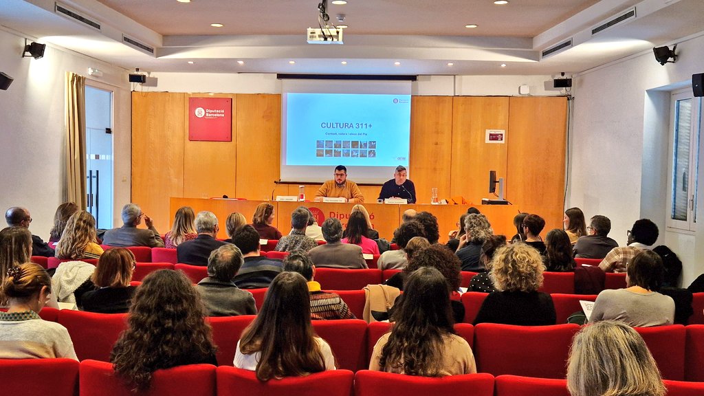 CulturaDIBA's tweet photo. 📣 Presentem CULTURA 311+, el Pla estratègic de Cultura de la @diba a l'Auditori del Pati Manning del #CERCDiba. 

El diputat de Cultura @paugv87 destaca que aquest pla “és una  porta oberta a la col·laboració entre institucions públiques, entitats i comunitats amb l’objectiu d’ampliar l’abast i l’impacte dels drets culturals”. 

 #Cultura311mes Fil 🧵👇