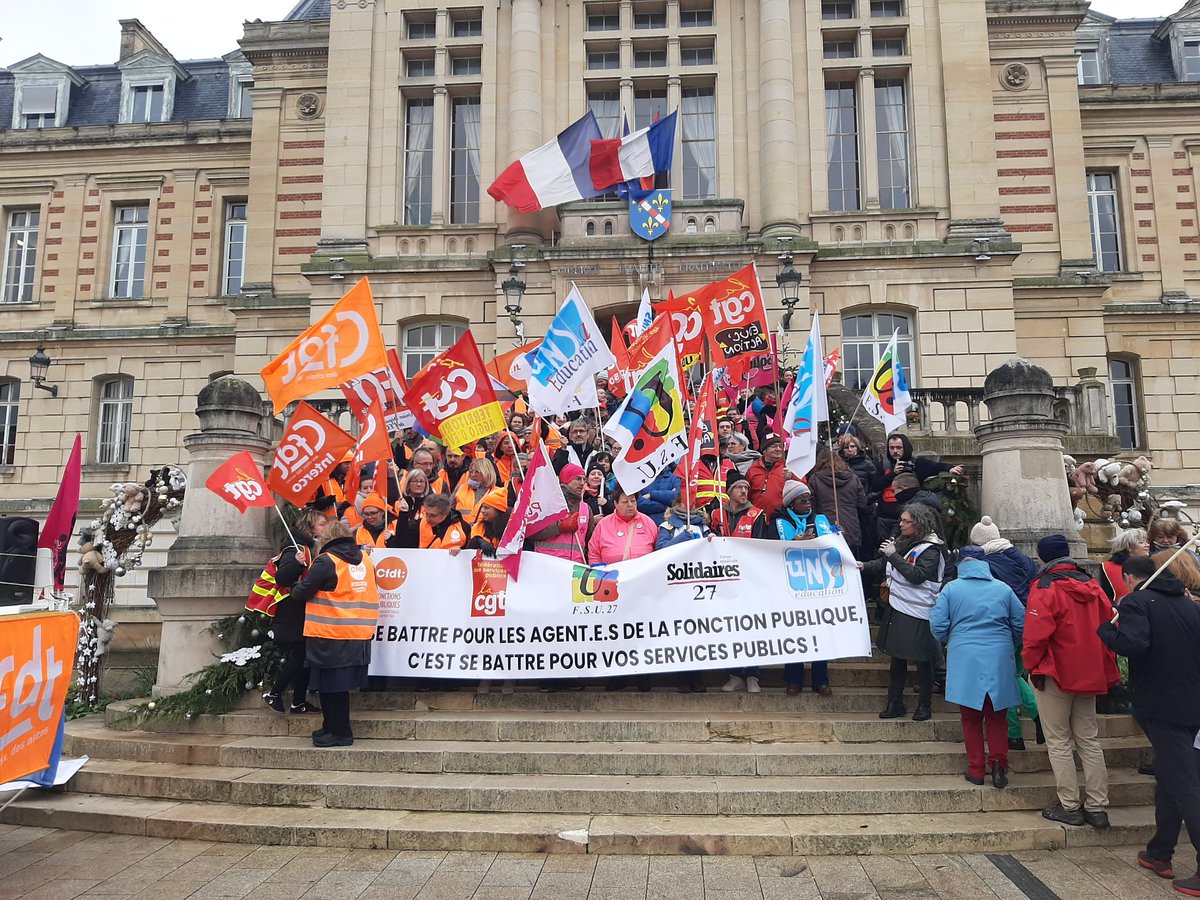27Fsu's tweet photo. Très belle manif #jeudi5decembre pour défendre les fonctionnaires et les #servicespublics à #Évreux ! @SNESNormandie @SNUippFSU27 https://t.co/ZKIs4ylhy9