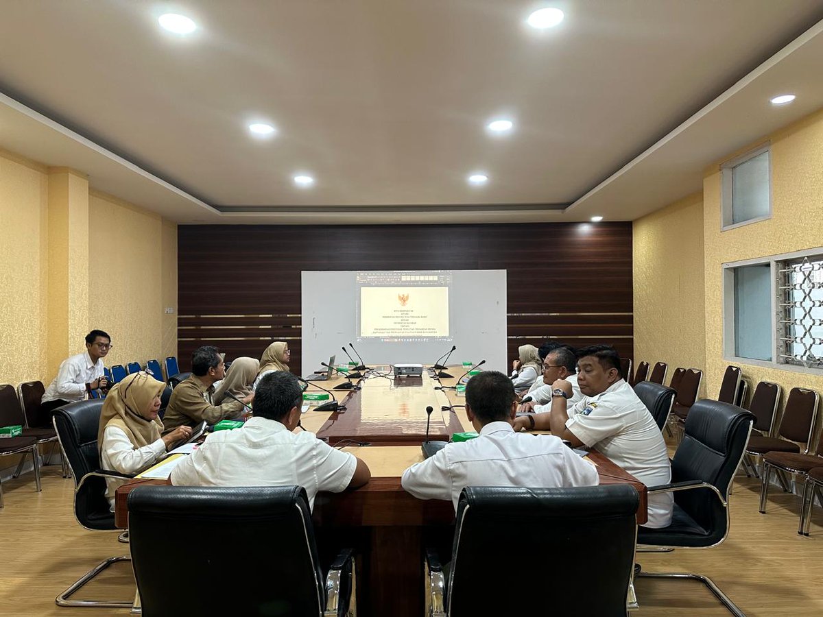 Biropem_NTB's tweet photo. Mataram, 04 Desember 2024 kepala bagian kerja sama idham, SE memimpin rapat pembahasan rencana kerja sama antara pemerintah provinsi nusa Tenggara barat dengan universitas mataram tentang Pendidikan Pengembangan Pendidikan, Penelitian Dan Pengabdian Kepada Masyarakat di Prov.NTB https://t.co/gzVWpCg4Wp