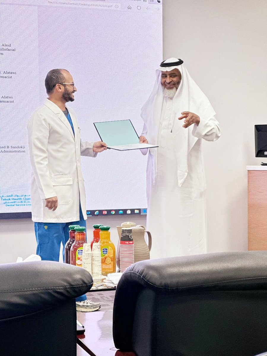 salghabban's tweet photo. كان لي شرف حضور حفل تدشين كتيب
Medications Prescribed in Dental Clinics
و إشرافي على مراجعته قبل ذلك، وهو عمل تطوعي من تأليف د.عبدالعزيز الوكيل، بحضور سعادة قائد مسار طب الأسنان بمنطقة تبوك د.يوسف الشهري الذي اصطحبني بجولة داخل مركز الأسنان؛  ماشاهدته من امكانيات يفوق الوصف. 🇸🇦 https://t.co/ViRDIsHPd7