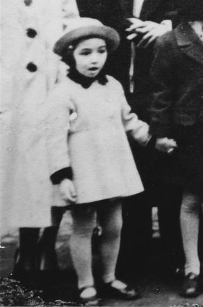 AuschwitzMuseum's tweet photo. 5 December 1935 | Dutch Jewish girl Annie Koekoek was born in Amsterdam.

In September 1944 she was deported to #Auschwitz and murdered in a gas chamber after the selection. https://t.co/v7YXaQTOr8