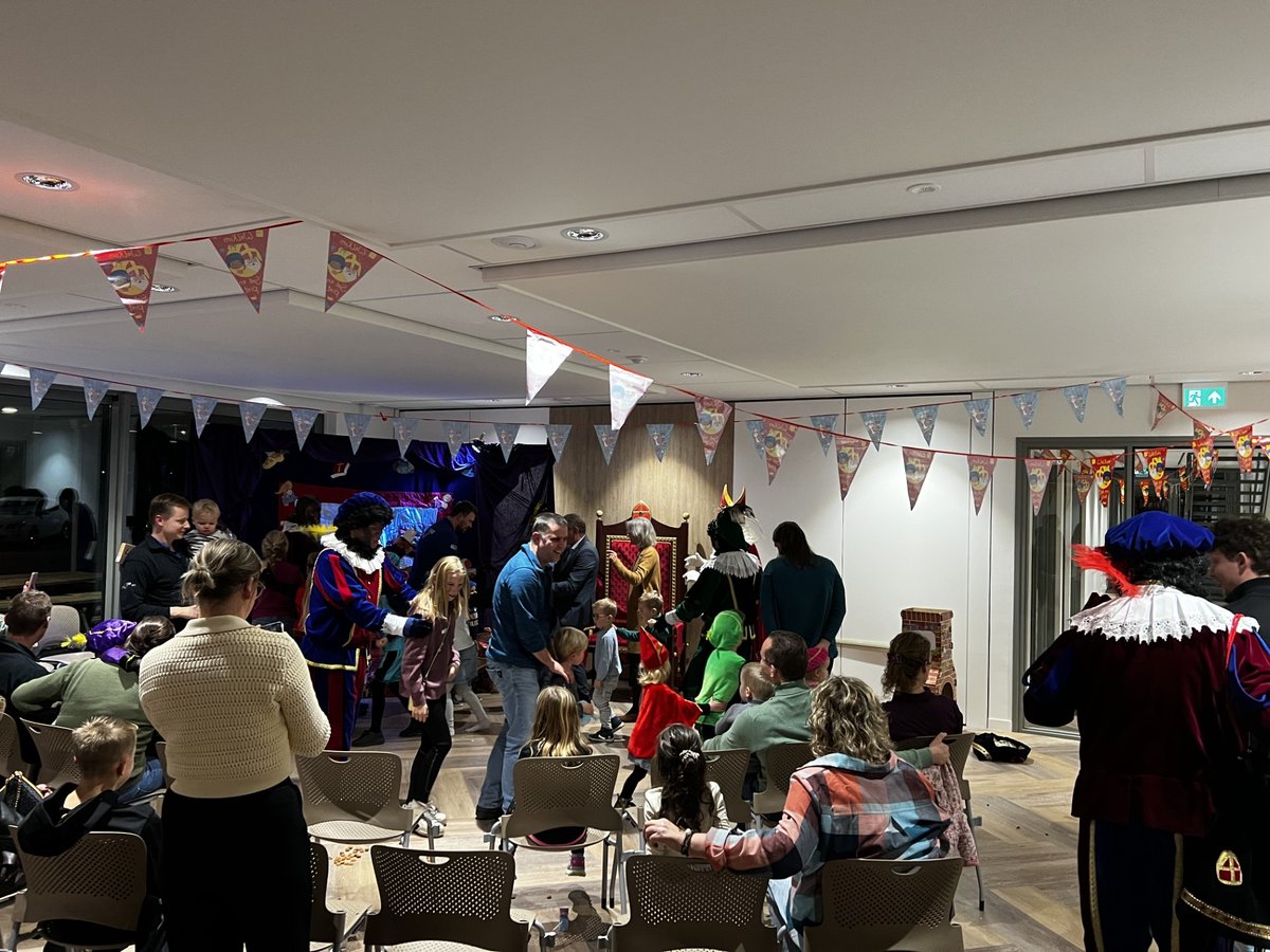 Wat een vrolijk gejoel toen de Goedheiligman en zijn Pieten vanuit de donkere, koude avond plechtig onze feestelijk ingerichte vergaderzaal binnenstapten!

Er werd gedanst, gezongen, gelachen en ongeduldig gegluurd naar al die mooie cadeaus die de Sint had meegebracht.

Ein-de...