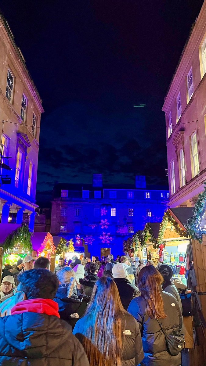 Have you visited the wonderful Bath Christmas Market yet?
It is like stepping into a real-life winter wonderland, where twinkling lights dance along every cobbled street and the scent of mulled wine and freshly baked treats fills the crisp air 🎇