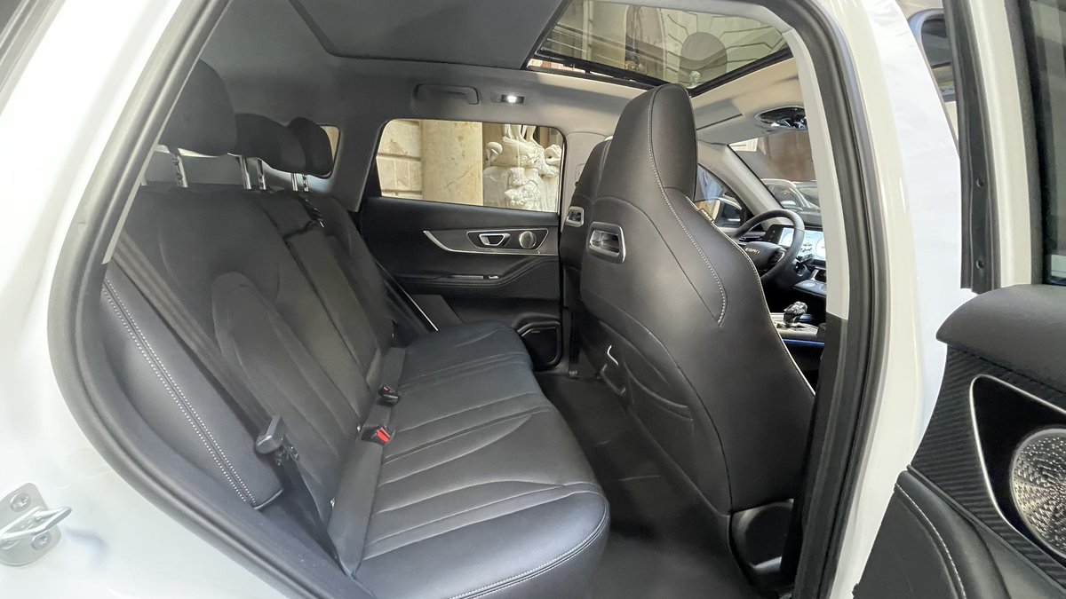 DalmauParera's tweet photo. Nuevo Ebro S700, el SUV de 4.5 metros de la marca española ya está a la venta con motor de 1,6 litros turbo de 147 CV y caja de doble embrague de 7 marchas. Se vende en dos acabados y se monta en Barcelona, en la antigua Nissan. Precio de tarifa 29.990 euros. ¿Os lo compraríais? https://t.co/7QyrnHGMHa