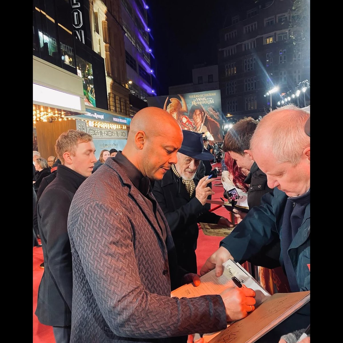MichaelVWildman's tweet photo. On the red carpet at the World Premiere in London of The Lord of The Rings : War of The Rohirrim #LordOfTheRings #TheWarOfTheRohirrim 
#LOTR #LOTRTheWaroftheRohirrim 
#anime #generaltargg #michaelwildman https://t.co/oynB3jPtrS