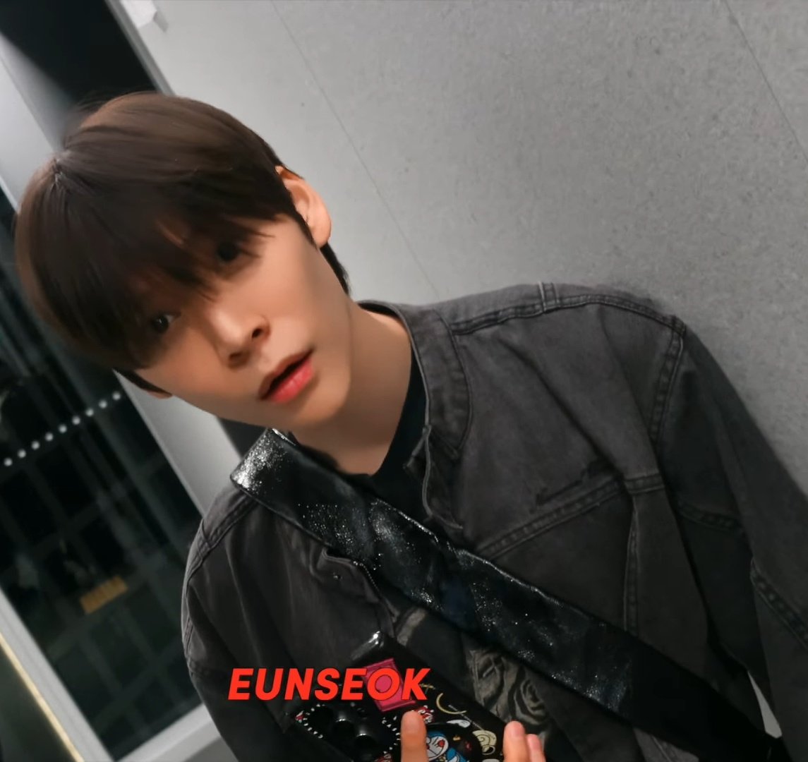 LilStonnie_'s tweet photo. อึนซอกใส่เสื้อ���องชานจริงๆแบบไม่ได้กาวอะ ตอนแรกอึนซอกใส่มาสองชั้น แล้วซองชานก็ถือเสื้อคลุมตัวเองมา พอเข้าไปในลิฟท์ อึนซอกก็เอาเสื้อซองชานมาใส่ ช่วยด้วย 😭😭😭😭 https://t.co/qs46FumO2z