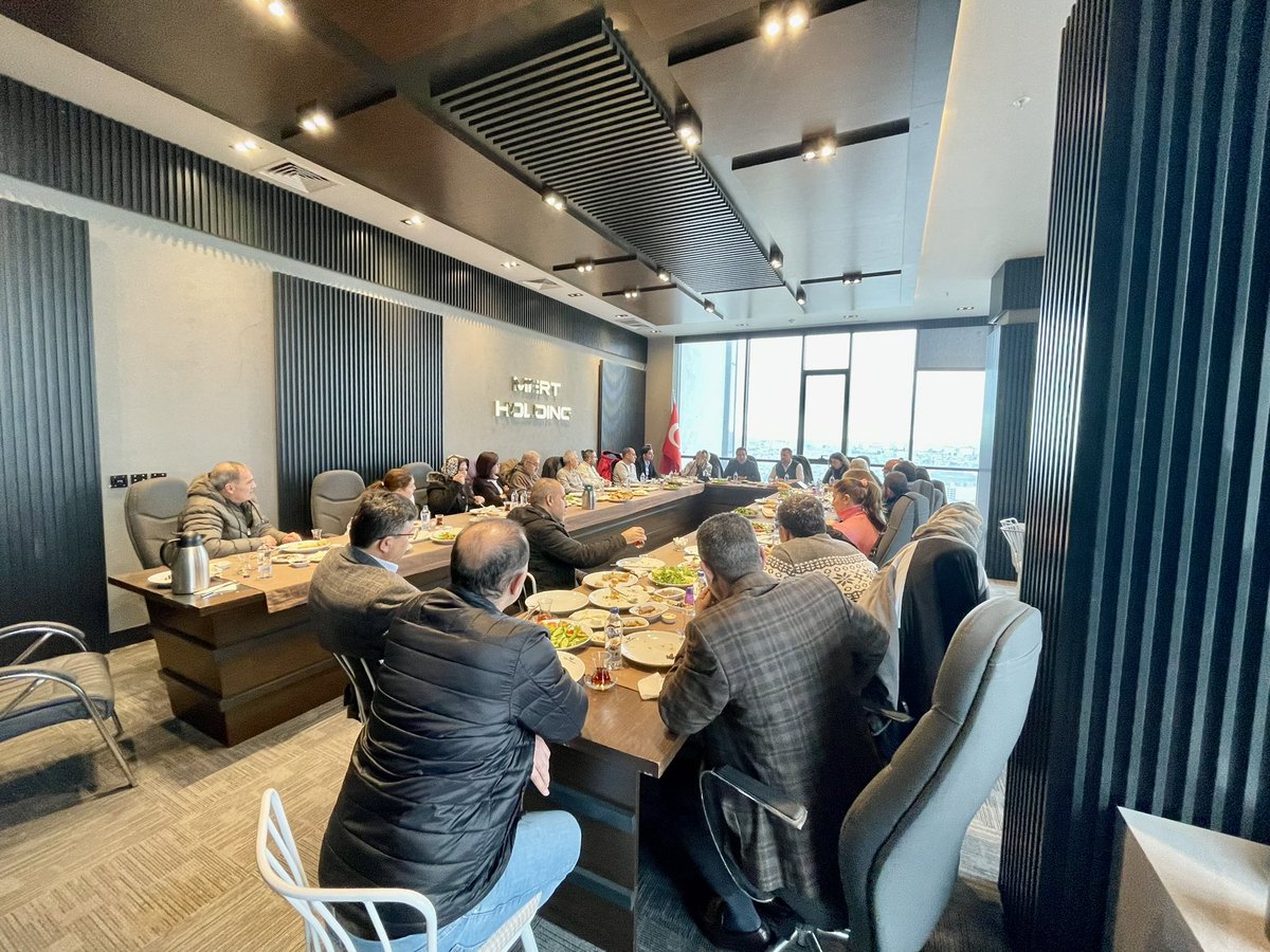 haliskahriman's tweet photo. Bugün Esenyurtlu komşularımız ile kahvaltı sofrasında birayaya geldik. 

Samimi ve sıcak sohbetleri keza değerli ziyaretleri için tüm misafirlerimize  gönülden teşekkür ederim. https://t.co/wOct2CnEmW