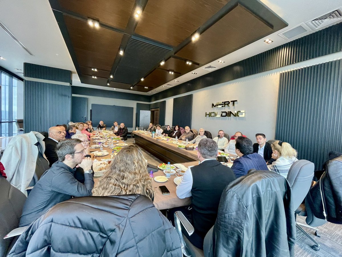 Bugün Esenyurtlu komşularımız ile kahvaltı sofrasında birayaya geldik. 

Samimi ve sıcak sohbetleri keza değerli ziyaretleri için tüm misafirlerimize  gönülden teşekkür ederim.