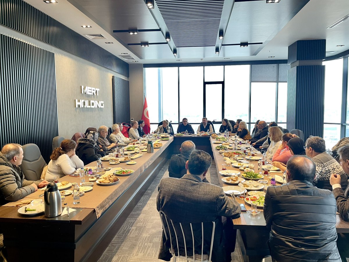 haliskahriman's tweet photo. Bugün Esenyurtlu komşularımız ile kahvaltı sofrasında birayaya geldik. 

Samimi ve sıcak sohbetleri keza değerli ziyaretleri için tüm misafirlerimize  gönülden teşekkür ederim. https://t.co/wOct2CnEmW