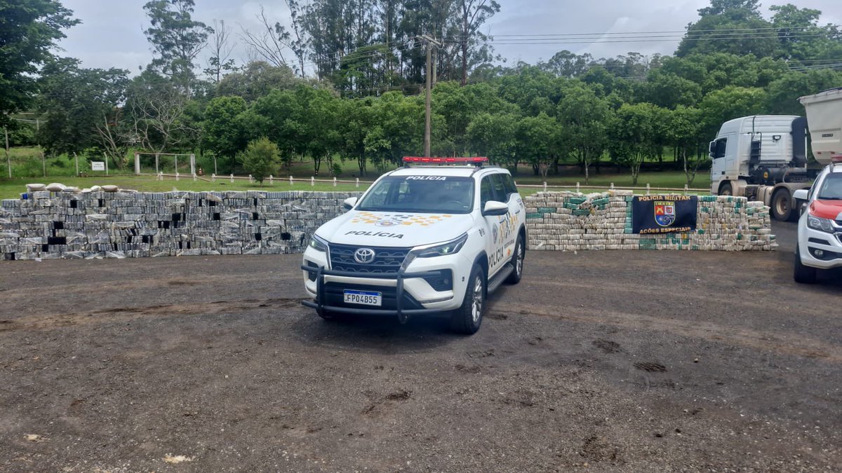 tarcisiogdf's tweet photo. A MAIOR APREENSÃO DE COCAÍNA DA NOSSA HISTÓRIA EM UMA ÚNICA OCORRÊNCIA. Esse foi o resultado de ação de inteligência da Polícia Militar Rodoviária na rodovia Raposo Tavares, em Assis, que encontrou 3,2 toneladas de cocaína escondidas em meio a uma carga de ração de gado. Sabem o que isso que dizer? Prejuízo de cerca de R$ 100 milhões para o crime organizado e três presos em flagrante. Esse é o resultado do trabalho profissional, aquele que representa verdadeiramente a essência da polícia de São Paulo. É para isso que a nossas forças de segurança estão nas ruas. Parabéns a todos que participaram desta apreensão histórica.