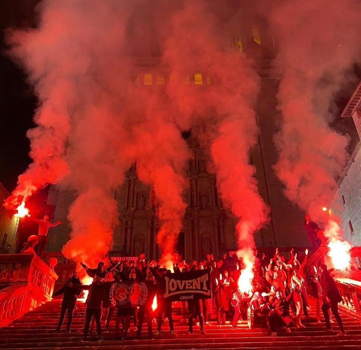 Girona som nosaltres, no la banda que va sortir ahir a passejar-se amb el nostre escut i colors. Dissabte espero canvi de mentalitat per part d’ells, nosaltres continuarem forts i ferms. Això és Girona, això és el Girona. Jovent o mort💥🔥👊🏽