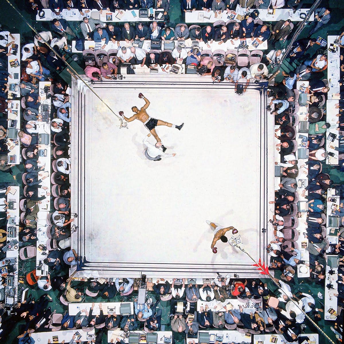 tusmedios's tweet photo. 🧵 Las fotos más ICÓNICAS en la historia del deporte:

1. 1966 - Muhammad Ali y Cleveland Williams https://t.co/fuYJfHUMdc