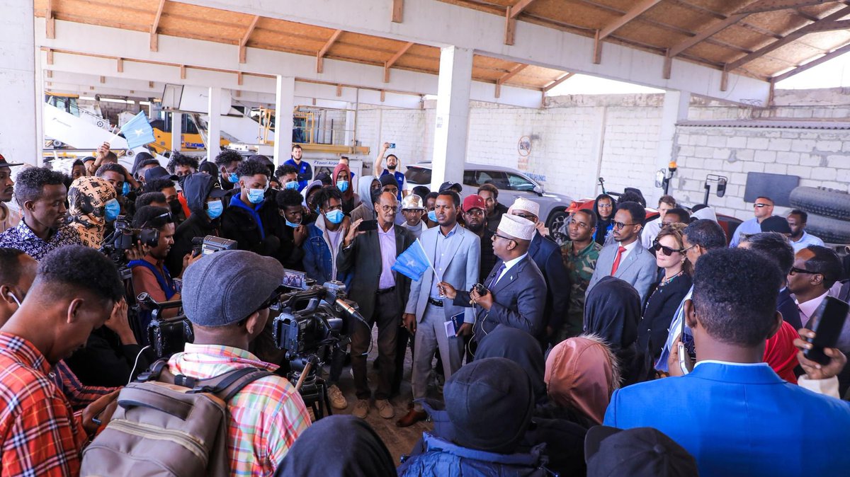 HuseynMuse's tweet photo. The @MOFASomalia  has successfully facilitated the return of 161 Somali youth stranded in Libya. This effort highlights the government’s commitment to safeguarding its citizens and strengthening international cooperation. #Somalia #RepatriationSuccess https://t.co/LCxk9RM0U6