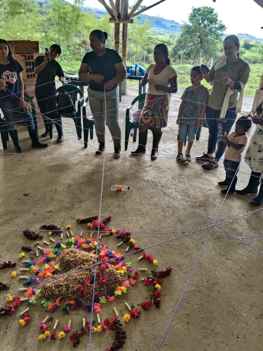 ConpazCol_'s tweet photo. #Antioquia | Del 28 al 30 de noviembre, en la 🛖 #CasaMadre por la Paz, ubicada en el corregimiento #LaBlanquitaMurri, #Frontino, realizamos talleres con mujeres de la Mesa Interétnica por la Paz, junto a @ONUHumanRights y @ConCiudadania. 1/2 👇 https://t.co/Gq7i5tjjbg
