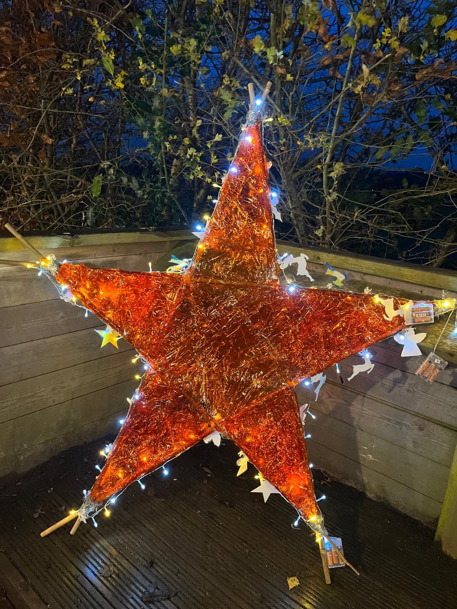 What a night! Despite the rain, the Bexton community made this year's Christmas Lights Extravaganza a huge success! Big thanks to everyone who helped, especially @aandm_marquees for their generous donation of tents, staging, and lighting. A perfect start to Christmas! 🎄✨