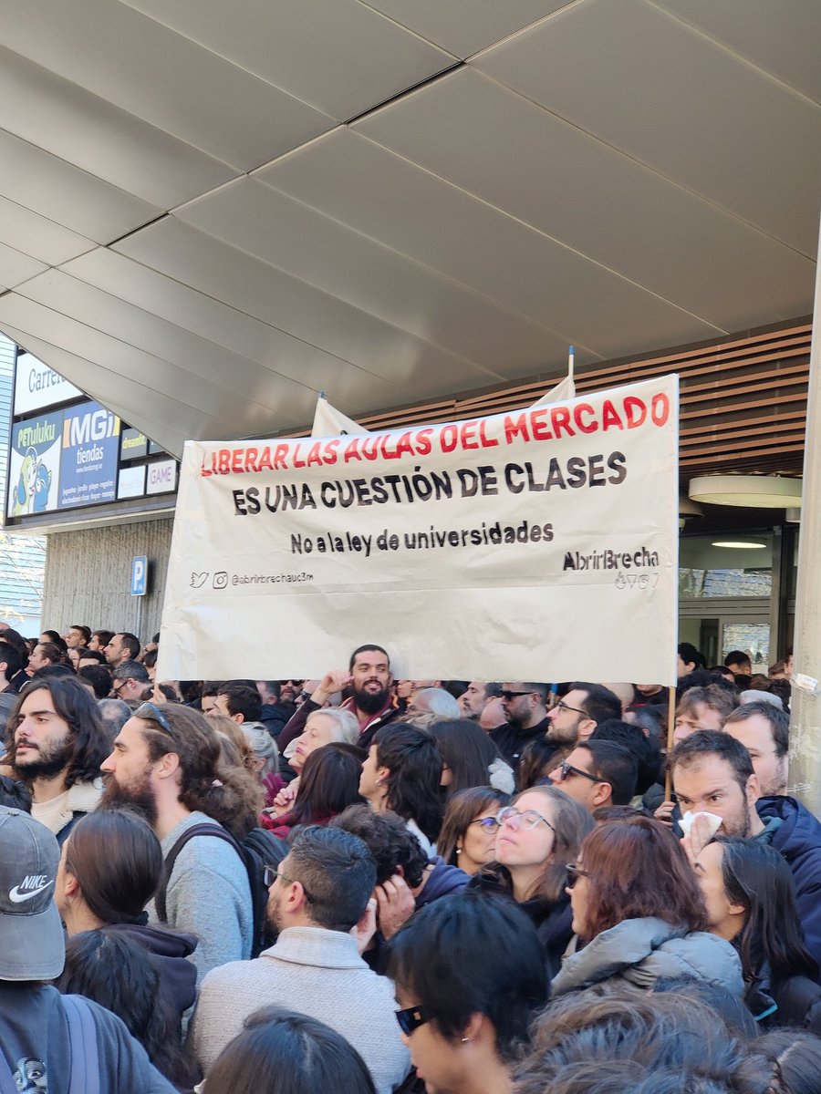AbrirBrechaMad's tweet photo. 🤜🏽 La educación pública es un derecho conquistado por la clase trabajadora que no nos robarán 

Hoy hemos ido a la Asamblea de Madrid a dejarlo bien claro https://t.co/uKJqbo3beQ