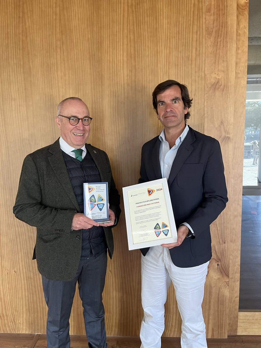 NaoFundacion's tweet photo. Hoy Guillermo Montero de @AEIPRO ha hecho entrega al presidente de la @NaoFundacion del premio a la excelencia del proyecto @Exploraterra_ y que fueron entregados el pasado 21 de noviembre.

@exploraterranv #patrimonio #cultura #historia #PrimeraVueltaAlMundo #Exploraterra https://t.co/W7Zwwjn9z9
