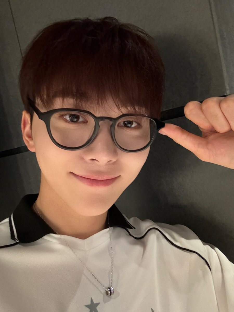 bboosarang's tweet photo. 승관이 뿔테안경 https://t.co/GjKEcQMTlv