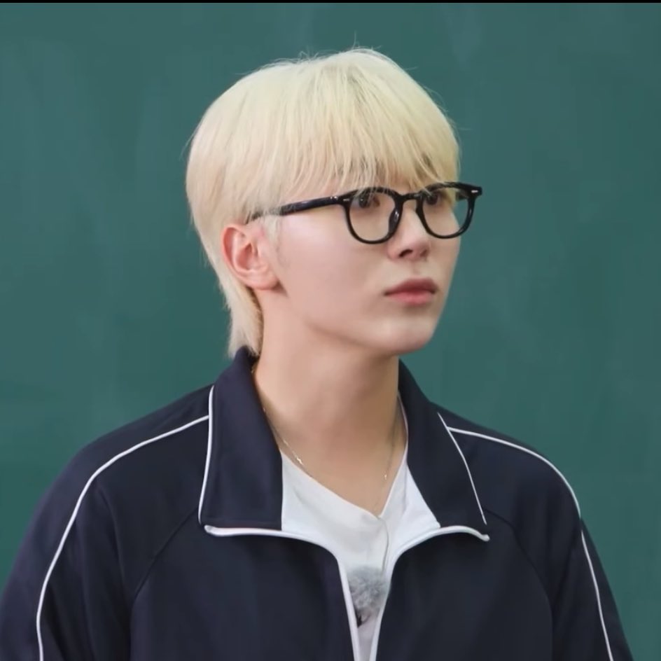 bboosarang's tweet photo. 승관이 뿔테안경 https://t.co/GjKEcQMTlv