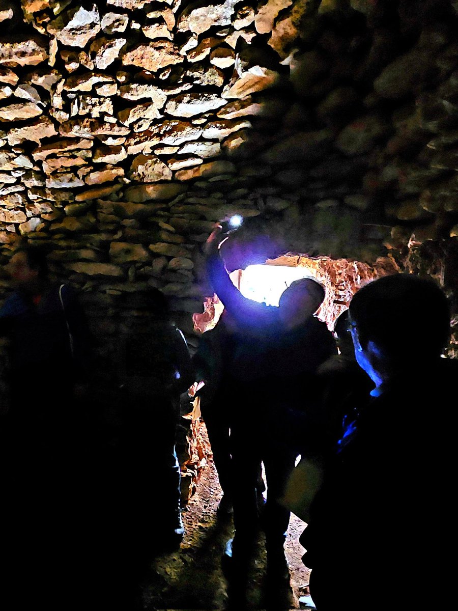 (2/2) En la penombra endevinava la menjadora, la fornícula, la magnífica llosa que cobria la cúpula.
Quin silenci!
Talment les vibracions d'una tomba egípcia.
Pedra despullada que desafia la modernitat i el pas del temps.
#pedraseca #patrimoniimmaterial