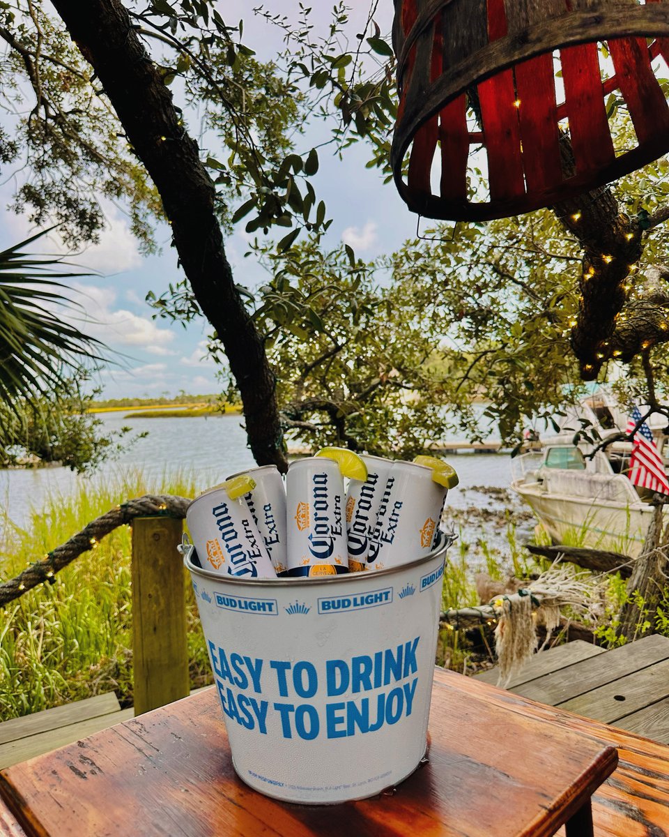 CrabShackTybee's tweet photo. 🪣 What’s in your bucket this Thursday? 🪣
•Fresh steamed oysters ✅
•Buckets of beer ✅
•Coastal views ✅
•Unforgettable memories ✅
.
📍 Tybee Island, Georgia
#BucketListThursday #SeafoodPerfection #ChimneyCreekViews https://t.co/qEnwuqCX1W