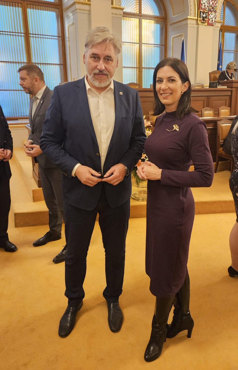 klima_pavel's tweet photo. Aktivní lidé vždy dráždili lemply. @market_a vzorně reprezentuje ČR v zahraničí, dává své funkci maximum a kvůli své aktivitě je terčem nechutných urážek. Vrcholem je dnešní pokus ji odvolat, asi málo tančí po lavicích. Markéto, jsi jedna z nejlepších hlav Sněmovny ever. https://t.co/s7BCbG5B0L
