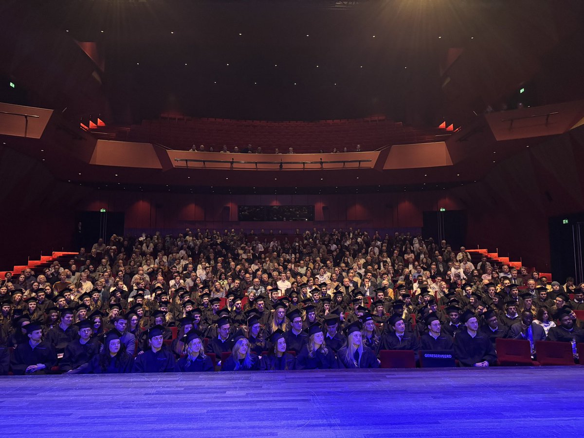 Vandaag studeren 360 bachelorstudenten 🎓⚖️ af <a href="/lawinmaastricht/">Law in Maastricht</a> Veel felicitaties aan onze nieuwe juristen! 🎉😃👏🏻