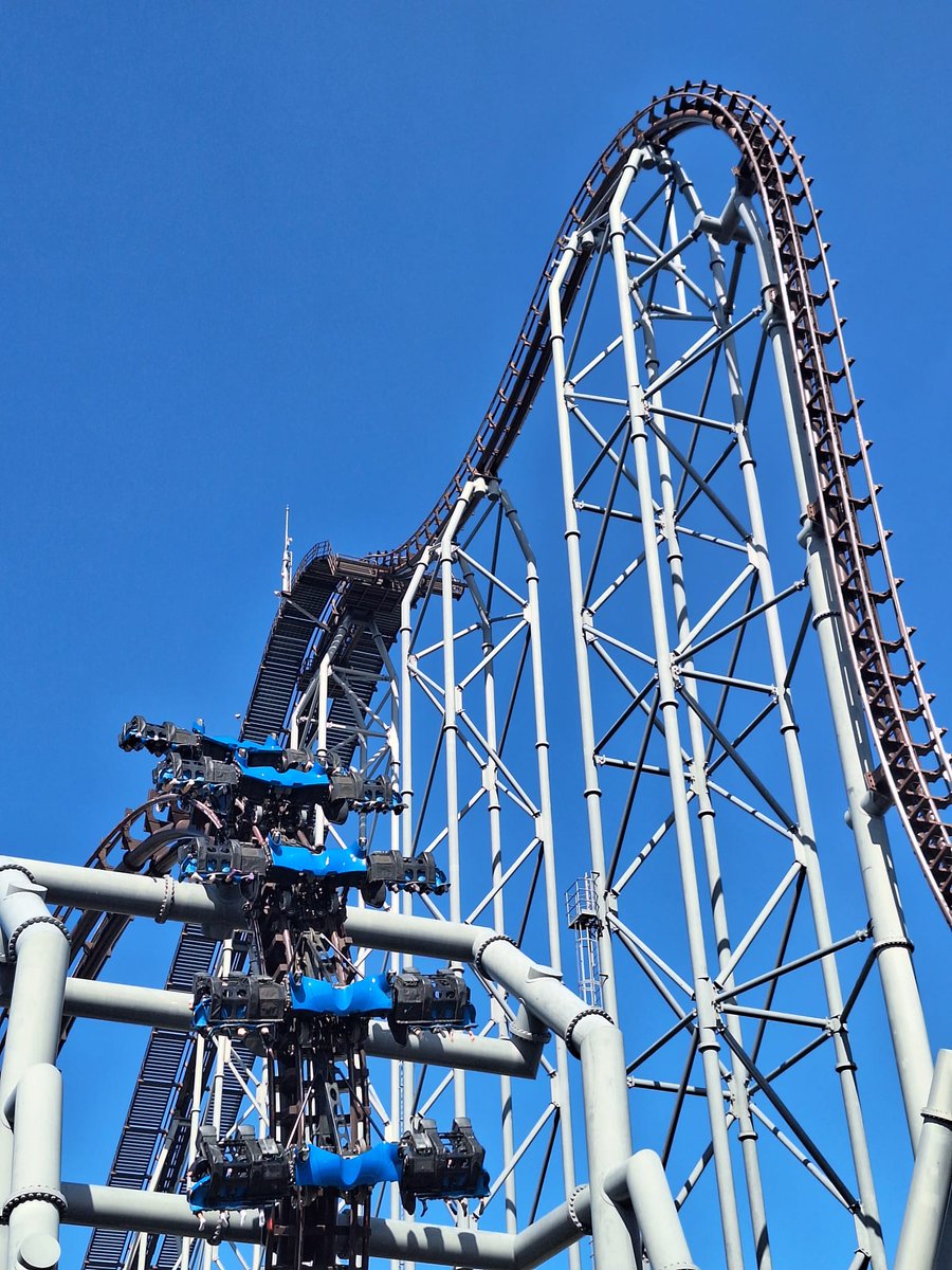 van0tot8baan's tweet photo. In onze volgende aflevering bespreken we Eejanaika in Fuji-Q Highland! 🤩🇯🇵

Dit is een extreme, maar unieke 4th Dimension Coaster van S&amp;S met 14(!) inversies. 😵‍💫

We horen graag jouw mening, ervaring of verwachting van deze Japanse achtbaan! 💬 https://t.co/UbYk4x1Lky