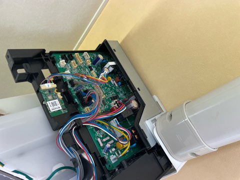 osouzicrisia's tweet photo. 東村山市のクリニック様にてシャープエアコンエアレスト2台のクリーニング！
業界の人が敬遠する理由がわかりました。
初めての分解で戻したら1台だけパネルのギアがイカれて数時間格闘したが直らずメーカー修理になり、先生がメーカー呼んで自費負担で直して頂いた上リピート！まさに神対応あざす！ https://t.co/We6CnJsvHz