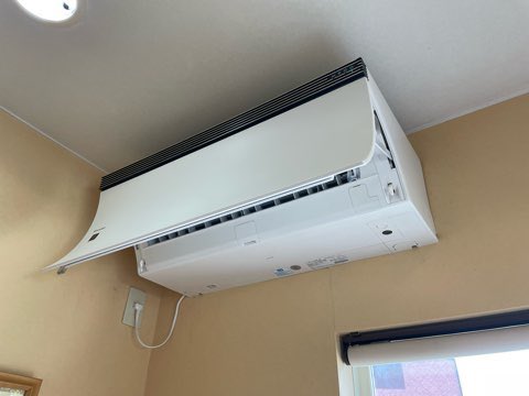 osouzicrisia's tweet photo. 東村山市のクリニック様にてシャープエアコンエアレスト2台のクリーニング！
業界の人が敬遠する理由がわかりました。
初めての分解で戻したら1台だけパネルのギアがイカれて数時間格闘したが直らずメーカー修理になり、先生がメーカー呼んで自費負担で直して頂いた上リピート！まさに神対応あざす！ https://t.co/We6CnJsvHz