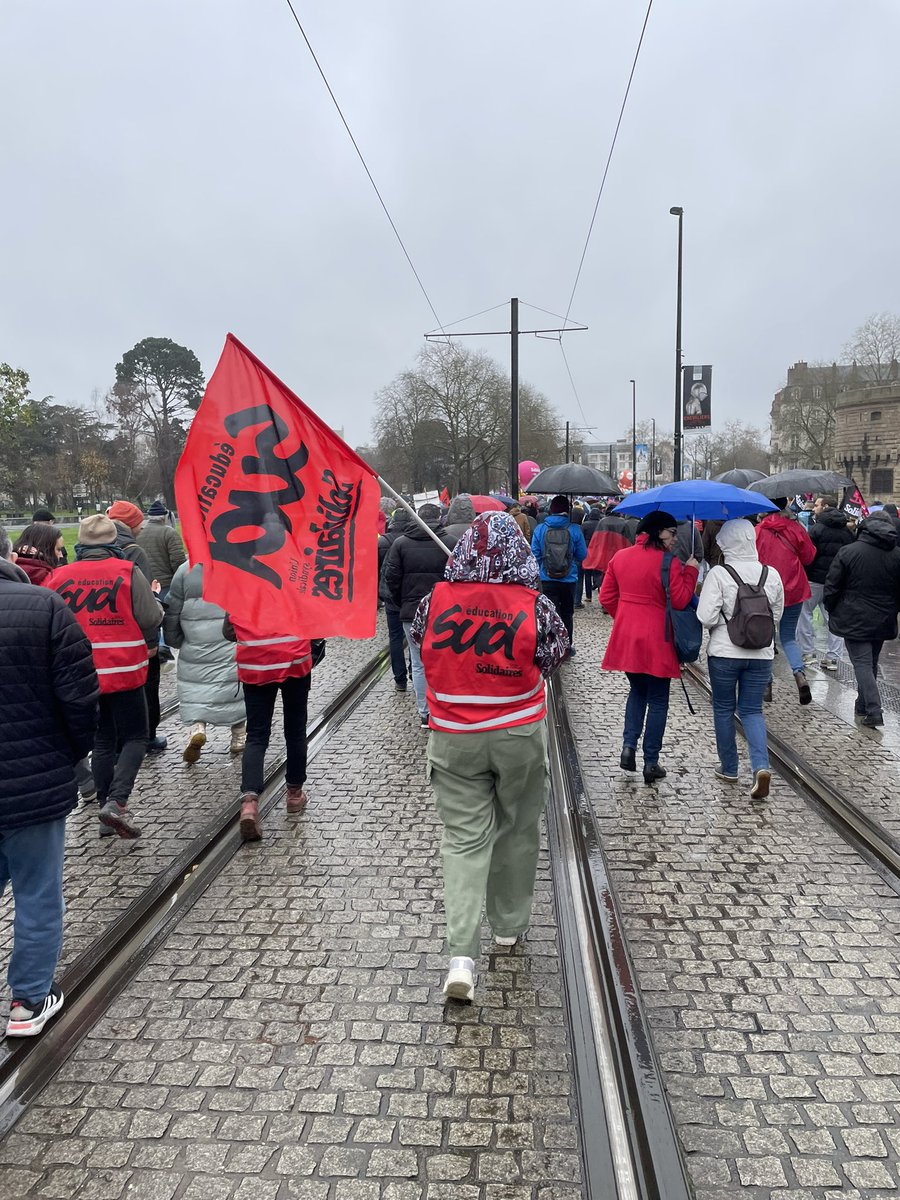 44Sud's tweet photo. 🔥 8000 personnes à Nantes 
💥1000 à Saint Nazaire

Contre tous les gouvernements qui essaieront de s’attaquer aux services publics.

On est prêt-es pour la suite ! https://t.co/dRumyX5Uj4
