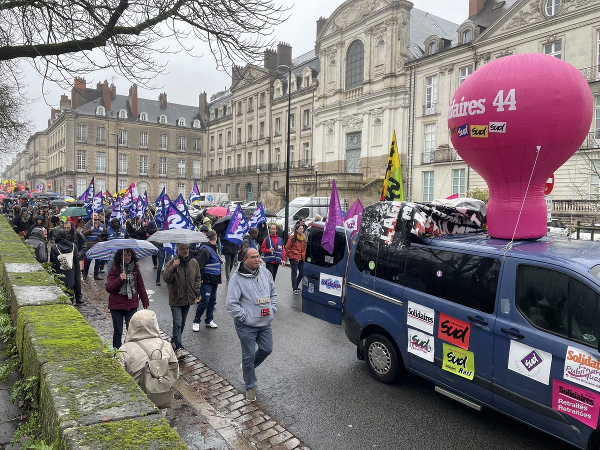 44Sud's tweet photo. 🔥 8000 personnes à Nantes 
💥1000 à Saint Nazaire

Contre tous les gouvernements qui essaieront de s’attaquer aux services publics.

On est prêt-es pour la suite ! https://t.co/dRumyX5Uj4