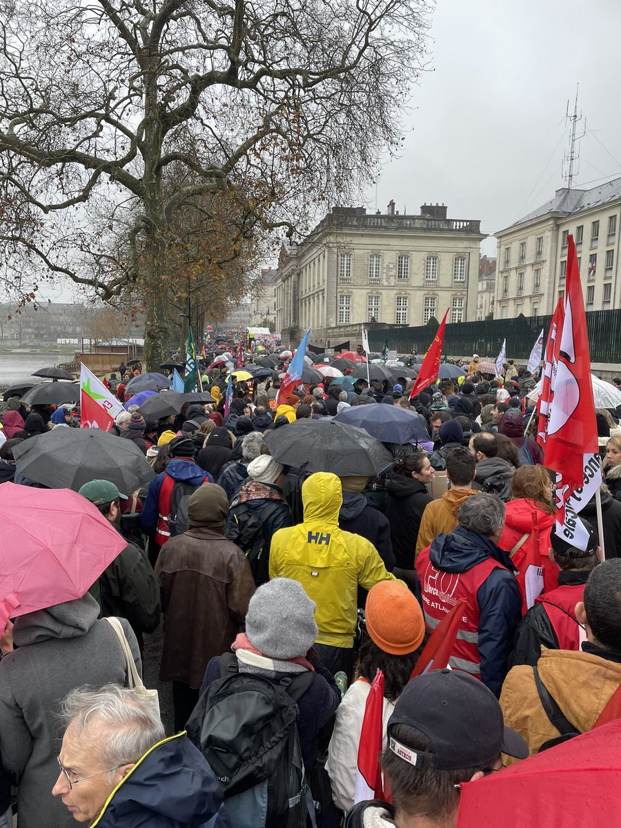 44Sud's tweet photo. 🔥 8000 personnes à Nantes 
💥1000 à Saint Nazaire

Contre tous les gouvernements qui essaieront de s’attaquer aux services publics.

On est prêt-es pour la suite ! https://t.co/dRumyX5Uj4