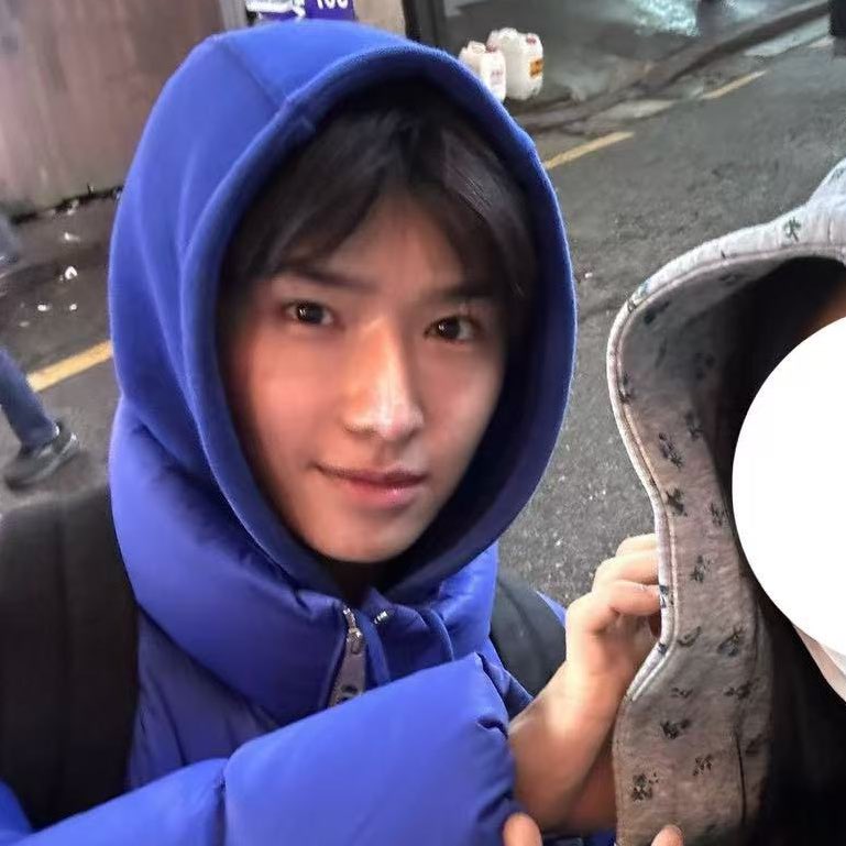 98yichen's tweet photo. yichen bought drinks for fans, took selfies, signed autographs, and encouraged them to study hard… he’s genuinely the sweetest person ever ☹️ the way he was on his way to a dinner with friends but still stopped for them shows how kind and thoughtful he is… ㅠ.ㅠ https://t.co/qXUruIZw5n